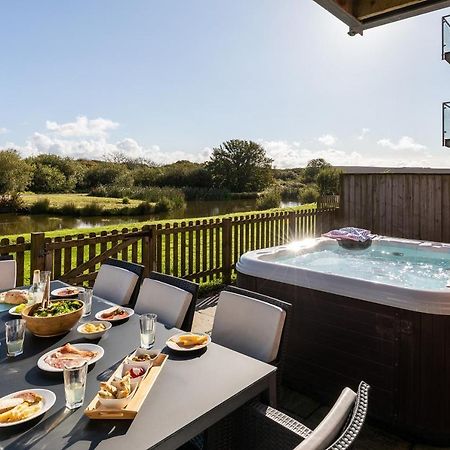 Retallack Resort & Spa Пэдстоу Экстерьер фото A hot tub at a UK holiday park