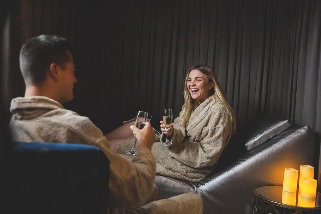 Retallack Resort & Spa Пэдстоу Экстерьер фото A couple relaxing at the spa