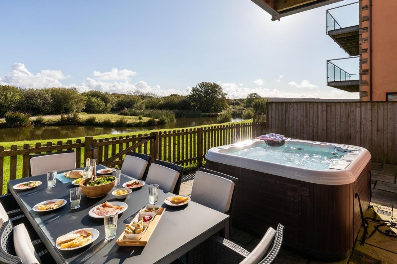 Retallack Resort & Spa Пэдстоу Экстерьер фото A hot tub at a UK holiday park