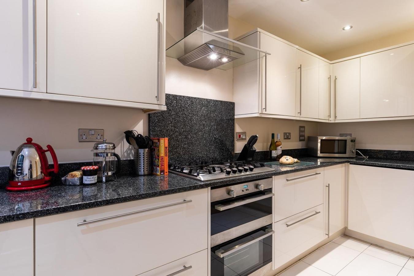 Retallack Resort & Spa Пэдстоу Номер фото A modern kitchen